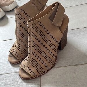 Stylish Tan Peep-Toe Block Heel Sandals